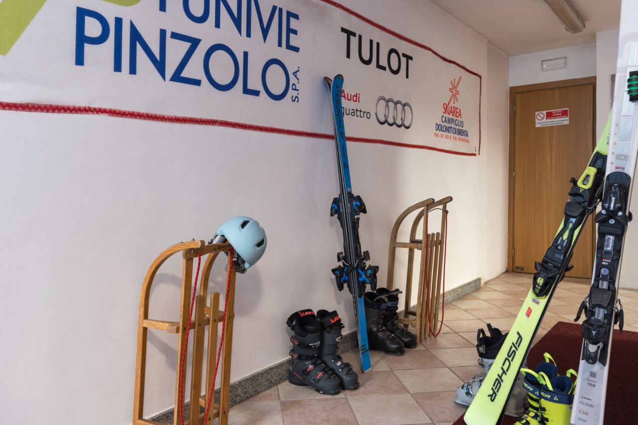 deposito di sci, scarponi e slittini all'hotel Bellavista di Pinzolo