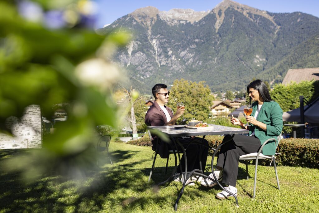 Aperitivo nel giardino dell'Hotel Bellavista a Pinzolo